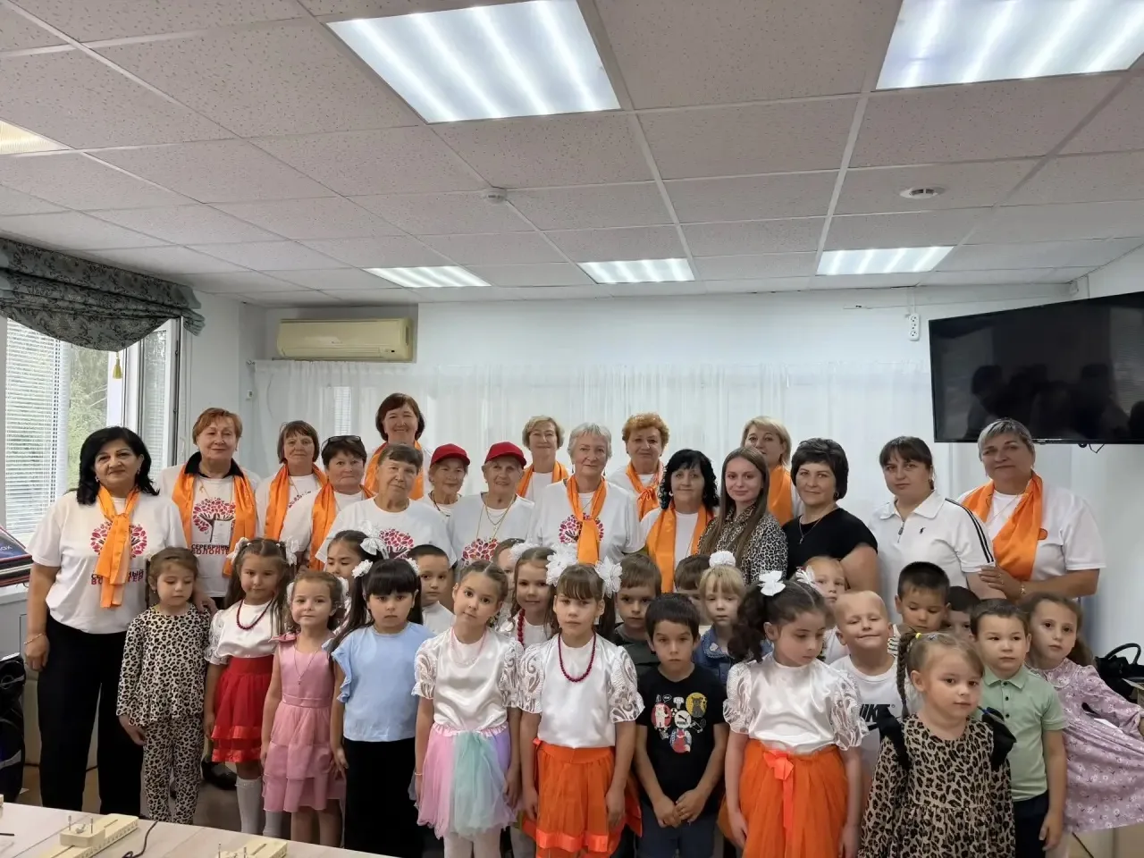 Воспитанники детского сада "Березка" выступили для "Серебряных волонтёров" на мероприят...