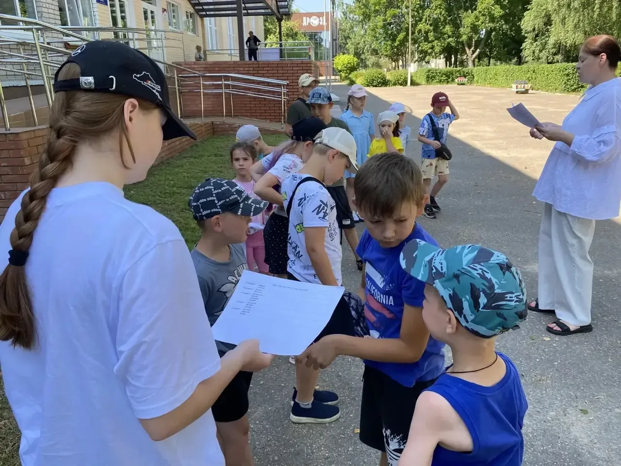 Наш день: от кругосветного путешествия до страниц истории! 🌍✨

Сегодня мы отправились в квест «Круг