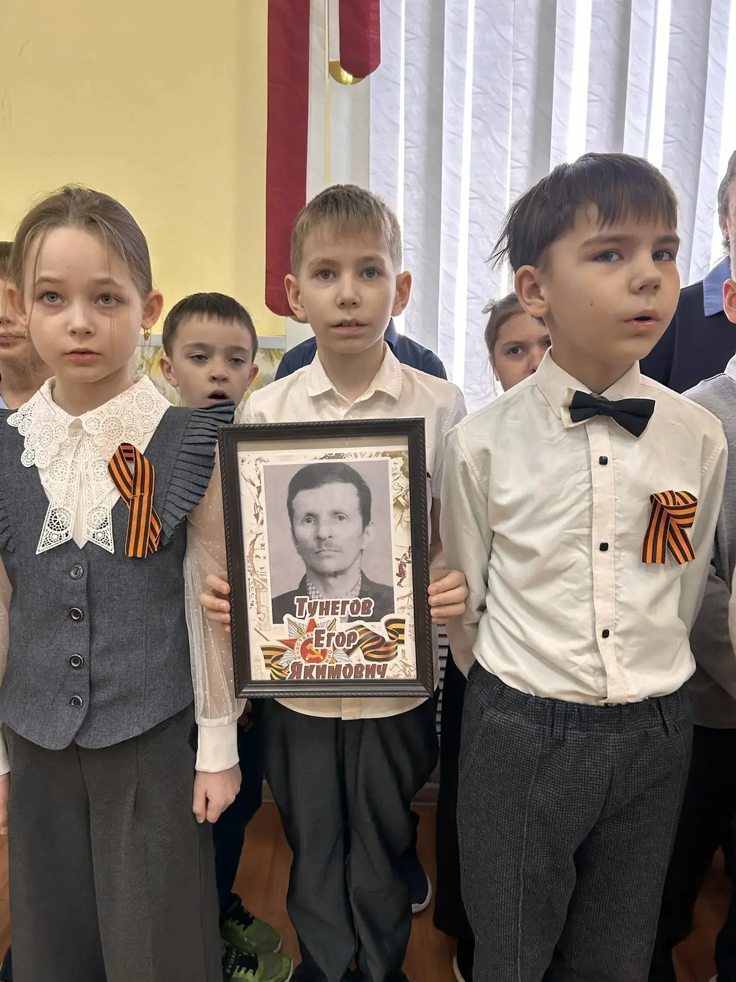 🕊 Нам доверили память: в нашей школе прошел «Бессмертный полк»  8 мая в школе состоялись линейки «На