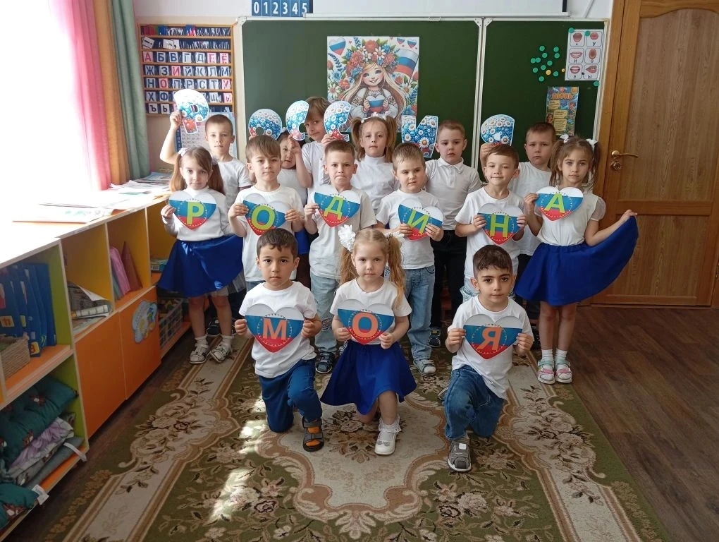 🤍Воспитанники старшей «А» группы «Звёздочка» ⭐ выполнили поделки к празднику «День России»
   💙Мы 