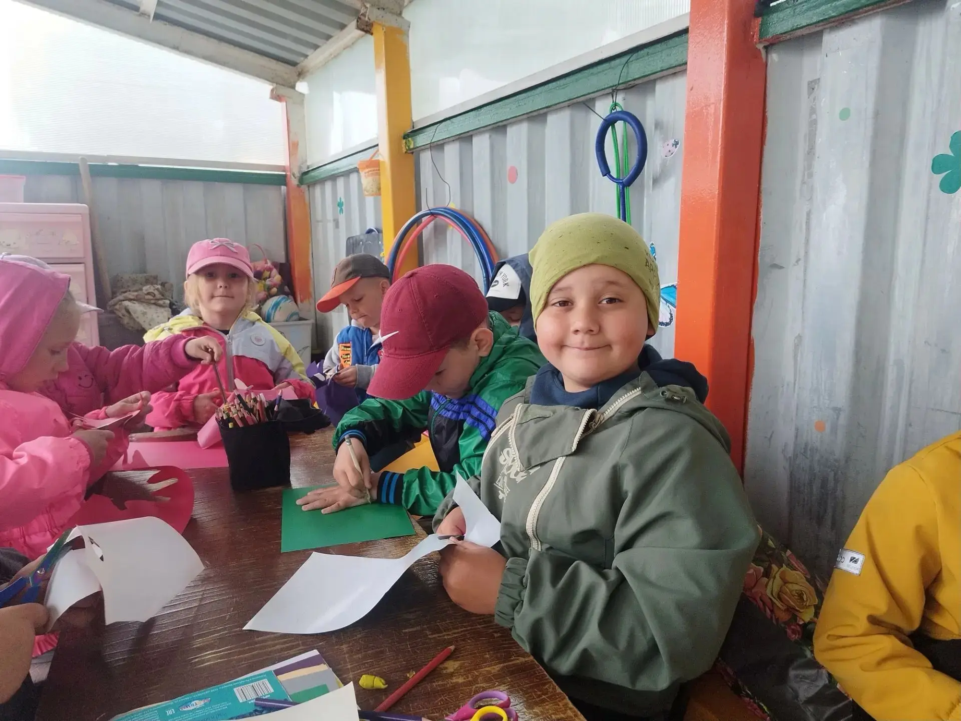 🎉  😍

Ребята из подготовительной группы решили воплотить идею дружбы в творчестве — и создали наст