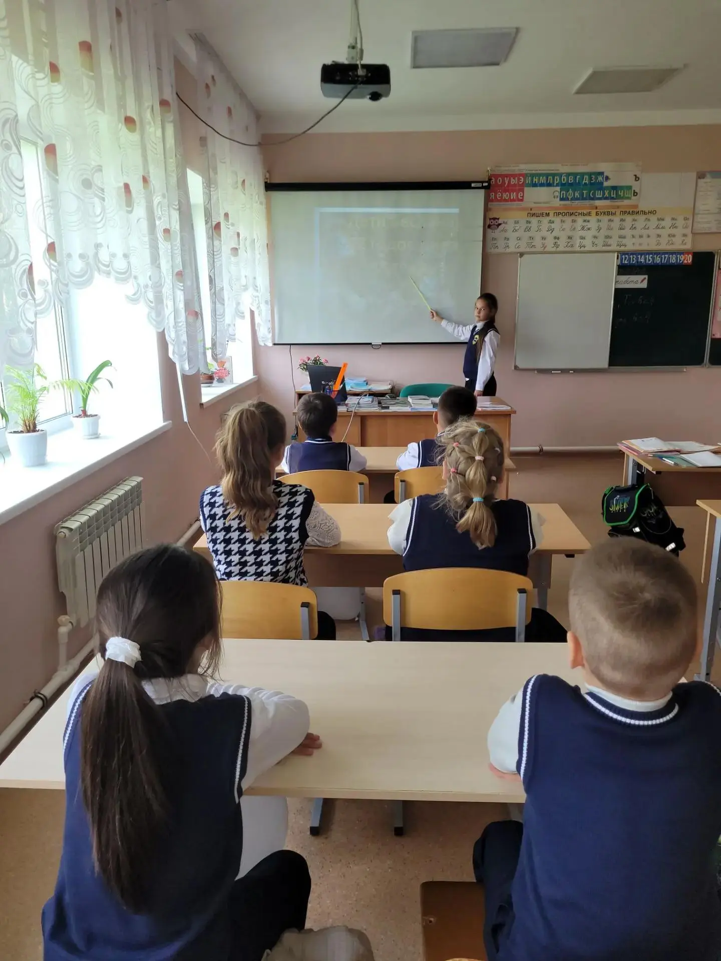 🕊 «Пусть всегда будет МИР»: в Кураловской школе почтили память жертв Беслана