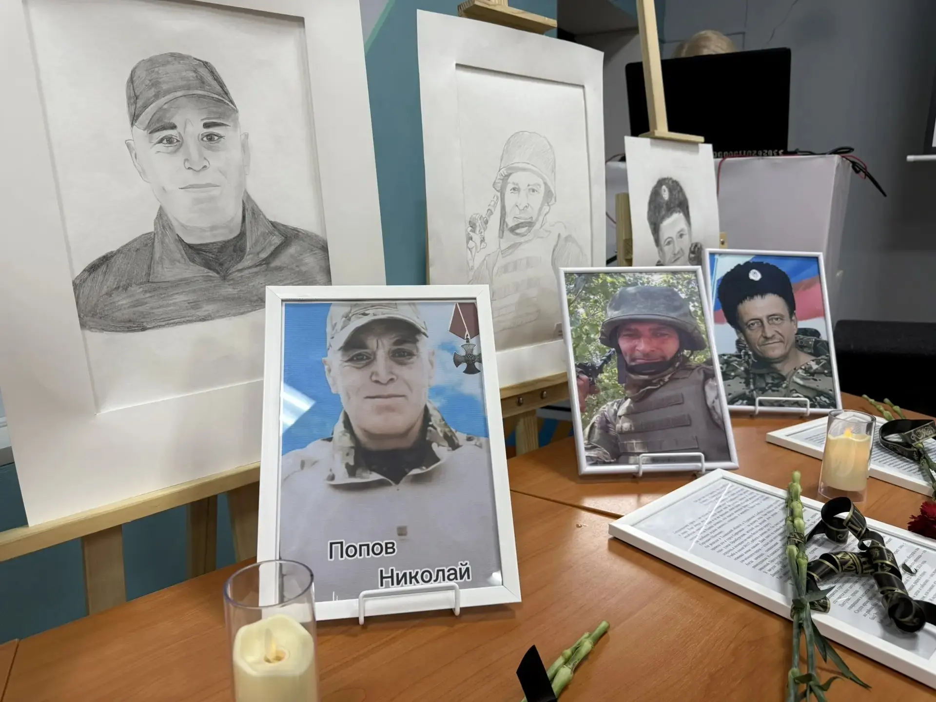 В Молодёжном центре Сорочинска прошла выставка — «Живая память. Герои глазами детей». Это не просто 