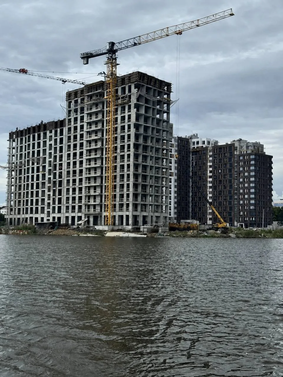 Вода из Амура подобралась к ЖК «Адмирал» от «альфа-девелопмент» в Хабаровске