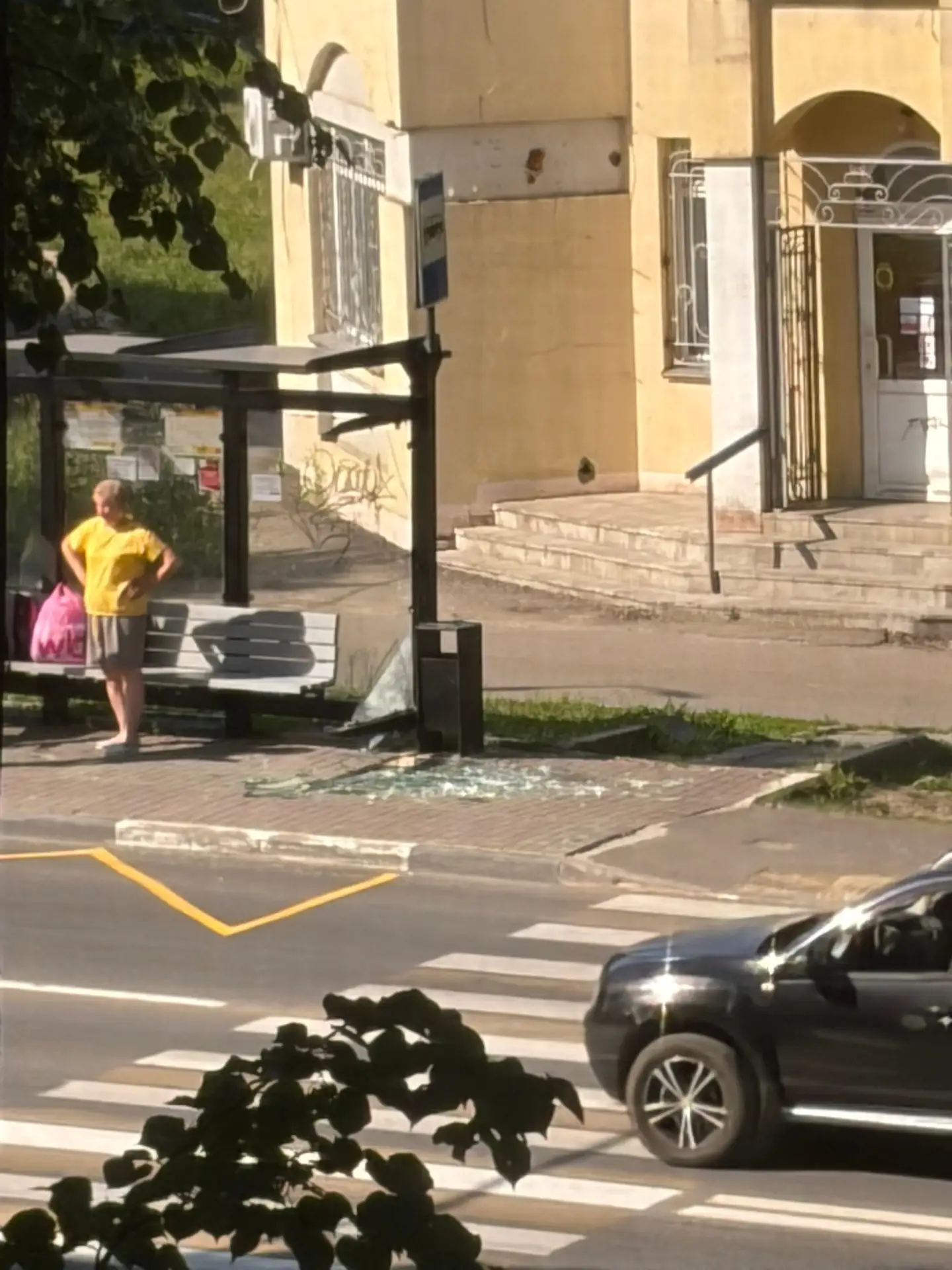 Вот тебе и новые остановки, которые не живут и года, 13.06 в 16:00 компанией лиц в неадекватном ( ск