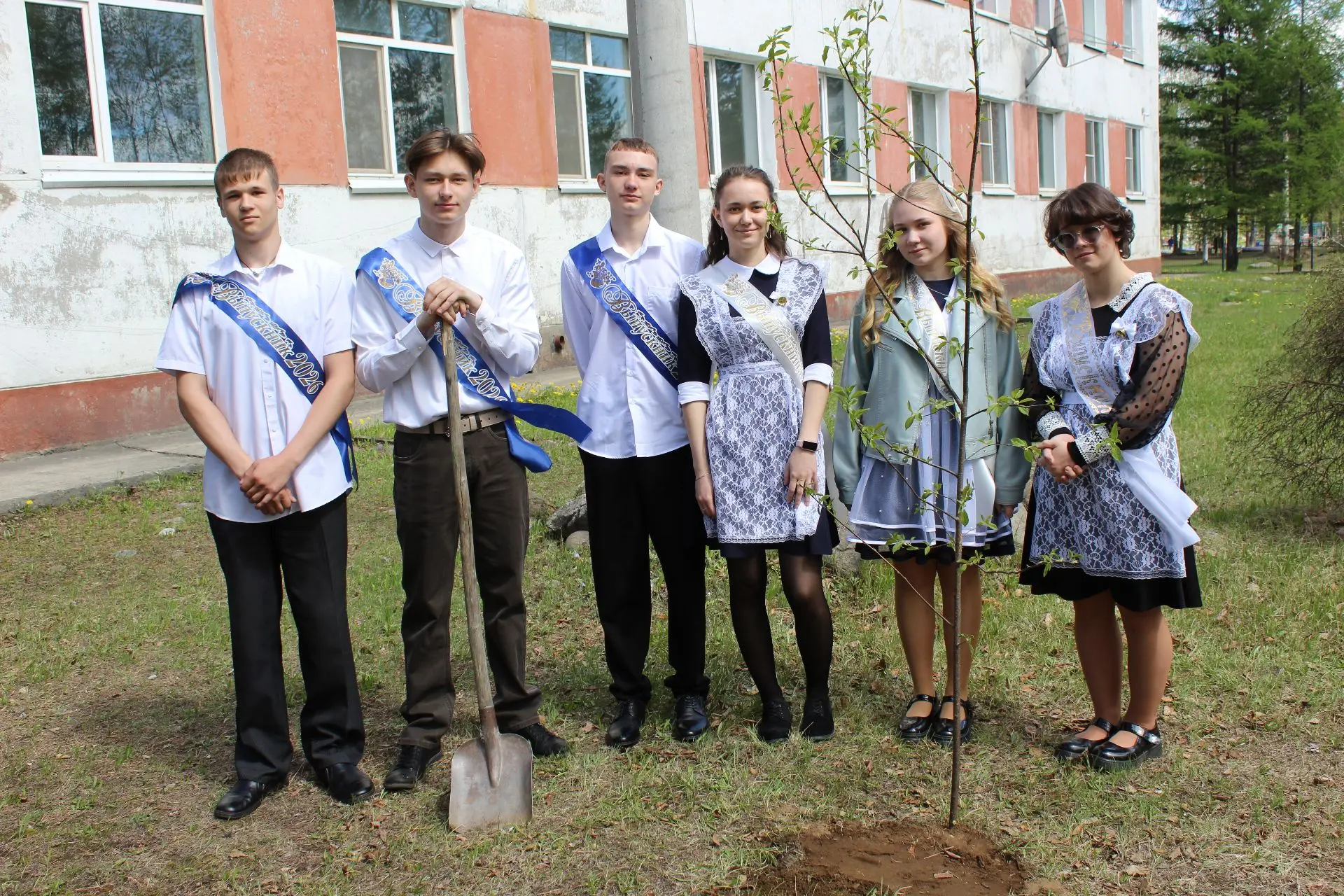 🌳 Сегодня выпускники МОАУ «Олёкминская СОШ» стали частью всероссийской акции «Сад памя...
