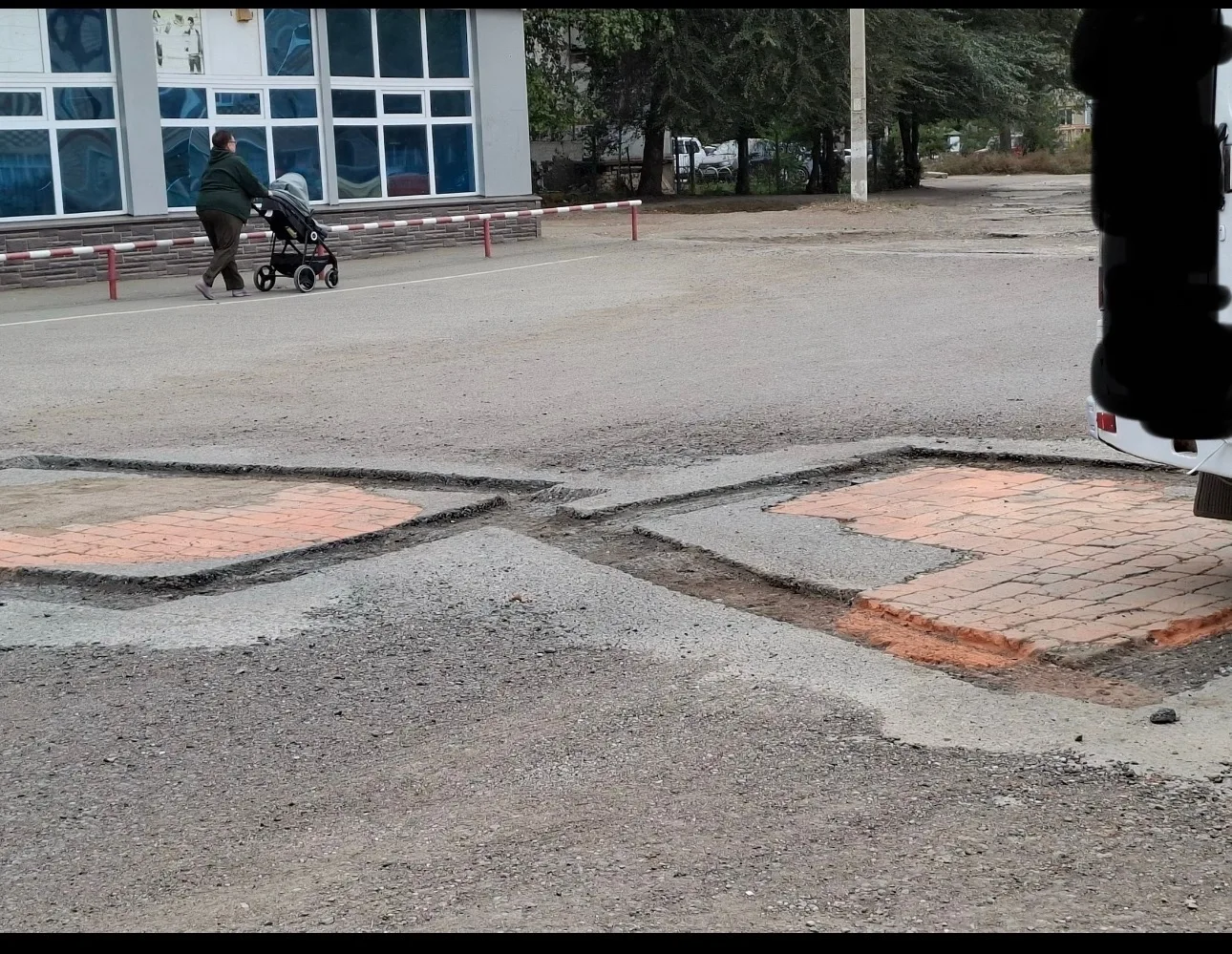 На улице Шевченко начали мелко- ямочный ремонт дорожного полотна. Кирпич, которым задел...