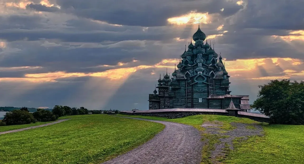 📍Музей-заповедник "Кижи", Карелия 

Уникальный историко-культурный и природный комплекс, особо ценн