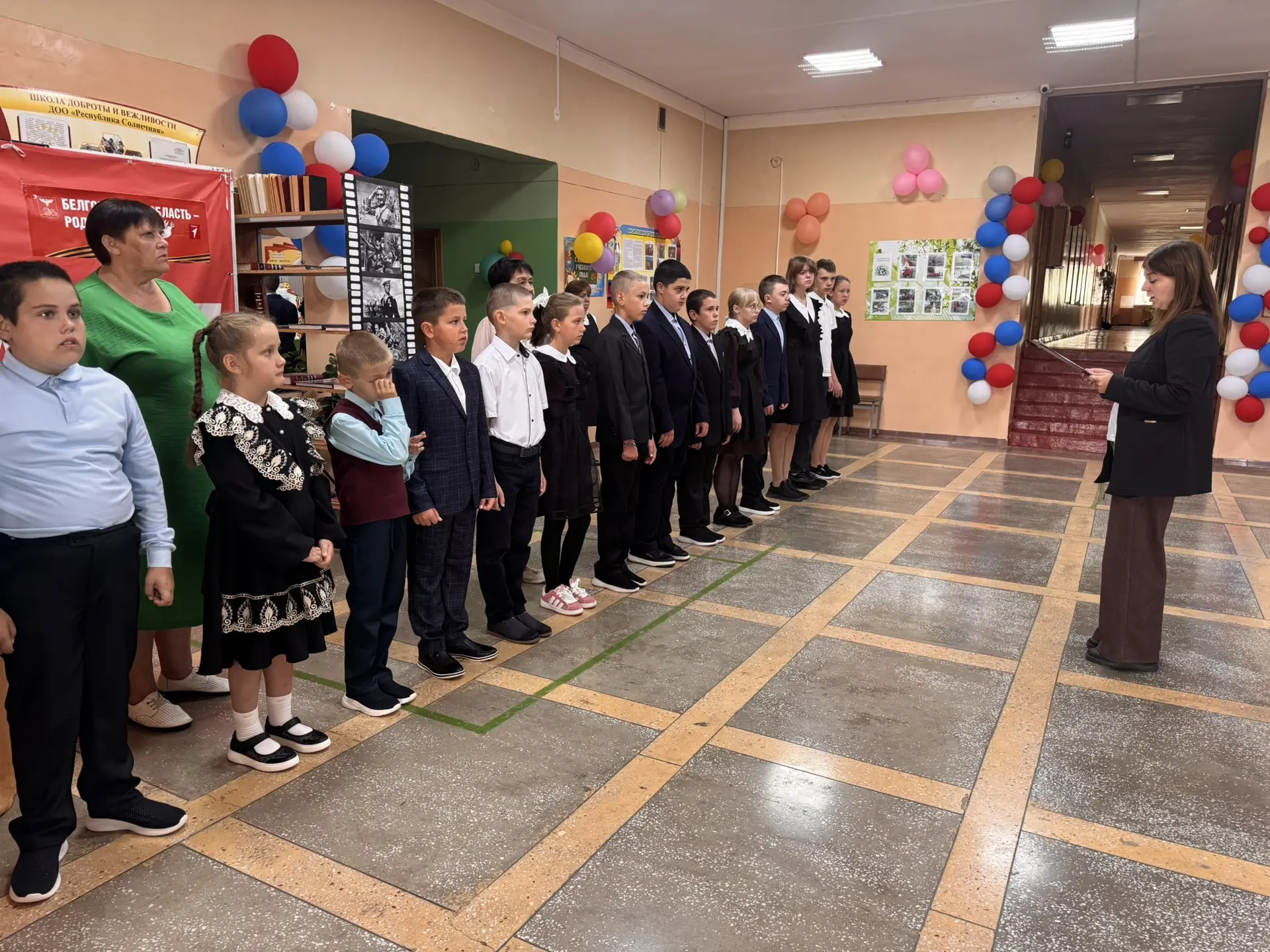 🕯 Сегодня в нашей школе прошла линейка памяти, посвящённая жертвам трагедии в Беслане. 🕯