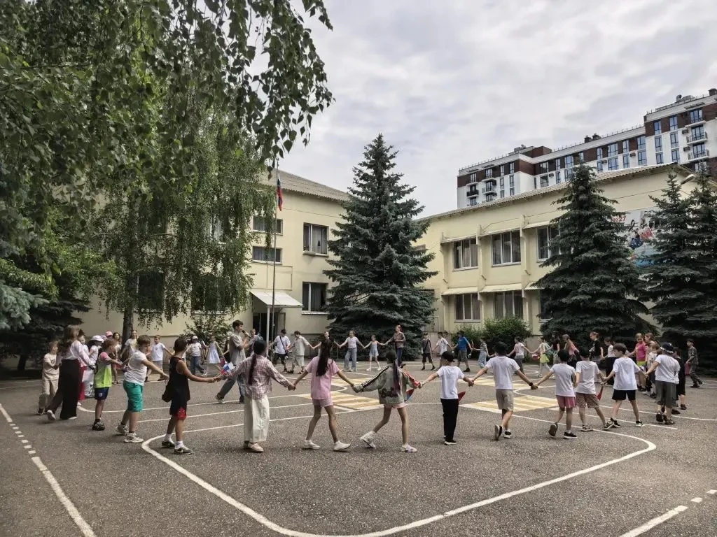 🎉 Единство в культуре: День России в нашем пришкольном лагере!

Сегодня в детском лагере отметили Д