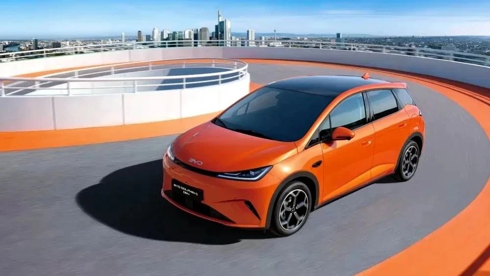 BYD раскрыла примерные цены на гибридный хетчбэк Dolphin G DM-i для рынка Европы. Поставки машины за