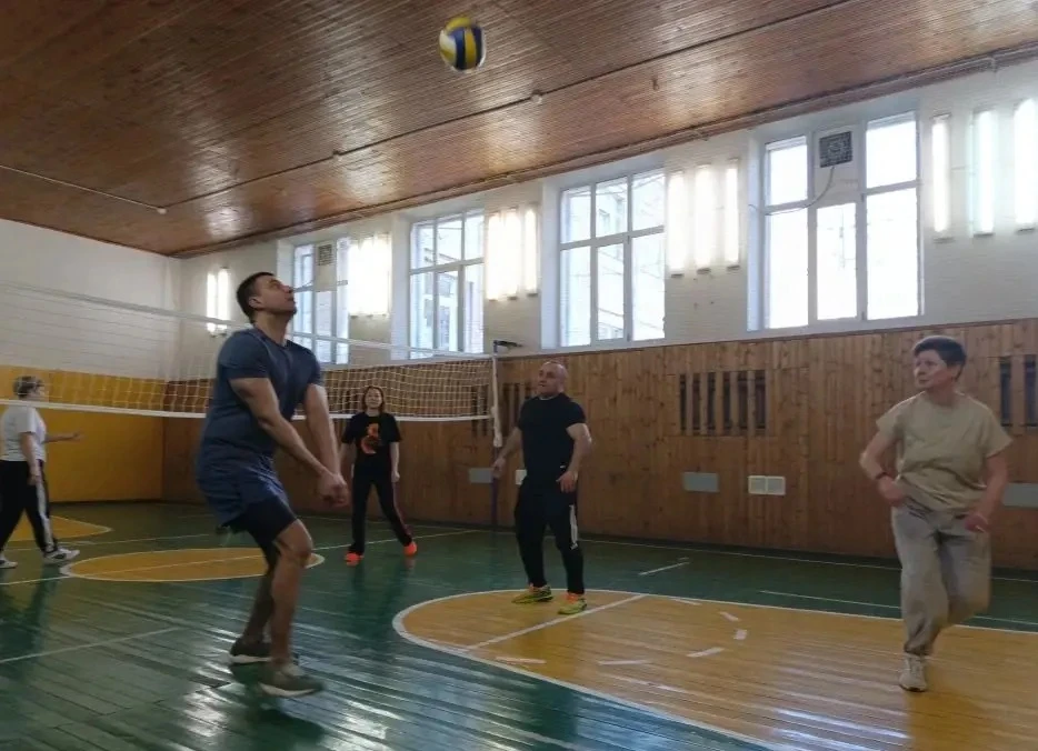 ВОЛЕЙБОЛ НА КАНИКУЛАХ🏐  🤾 Сегодня в нашей школе состоялся турнир по волейболу среди педагогов и роди