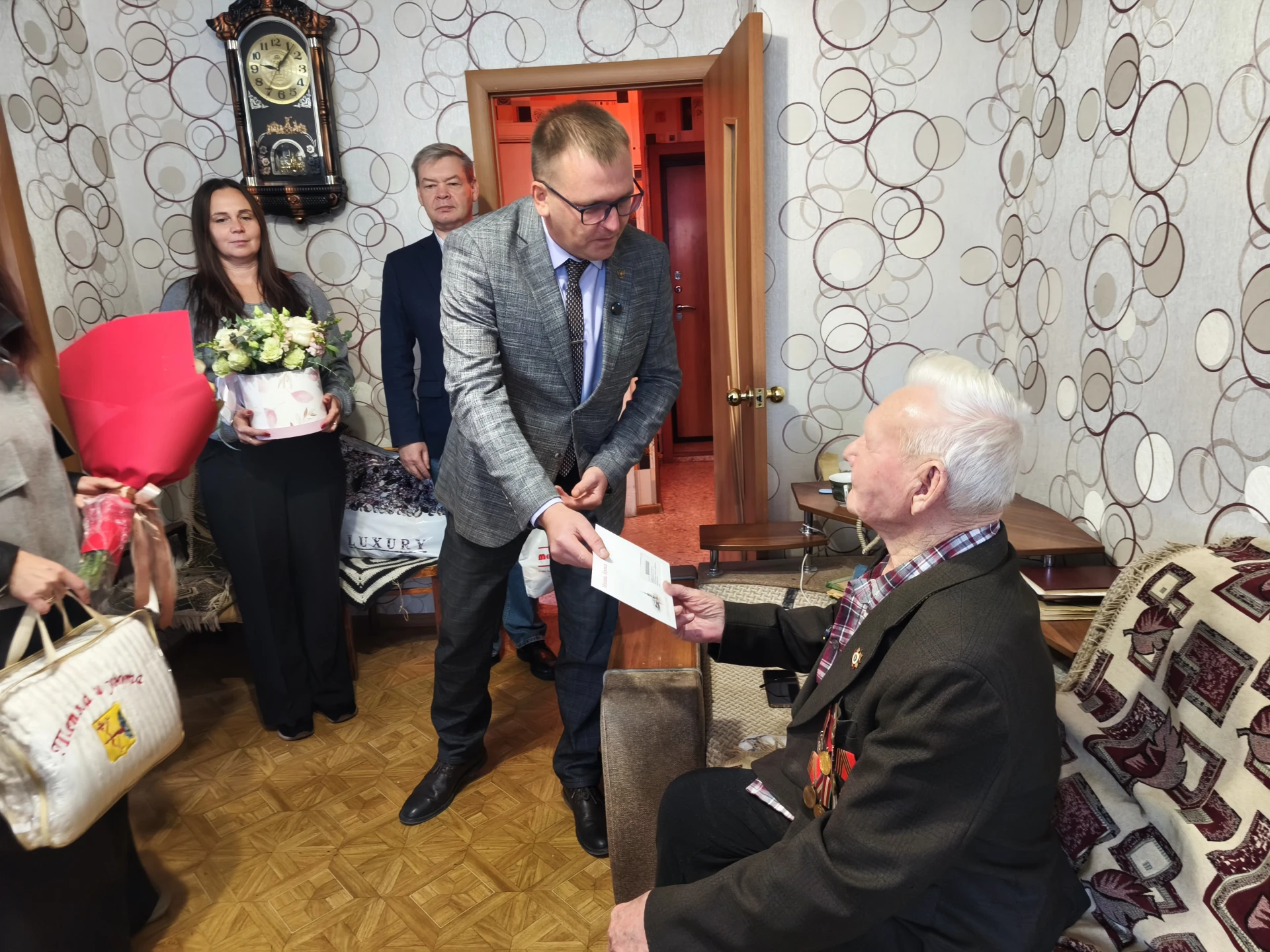 🎖Глава города и депутаты поздравили со столетним юбилеем единственного ветерана Велико...