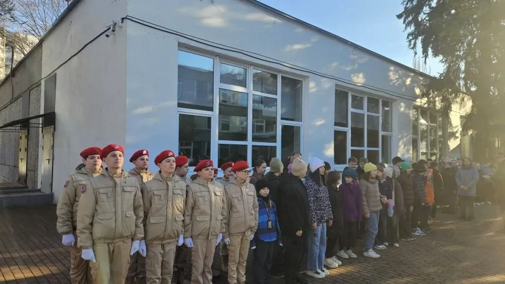✨ПОДНЯТИЕ ФЛАГА    🇷🇺Новая учебная неделя началась с традиционной церемонии поднятия флага Российско
