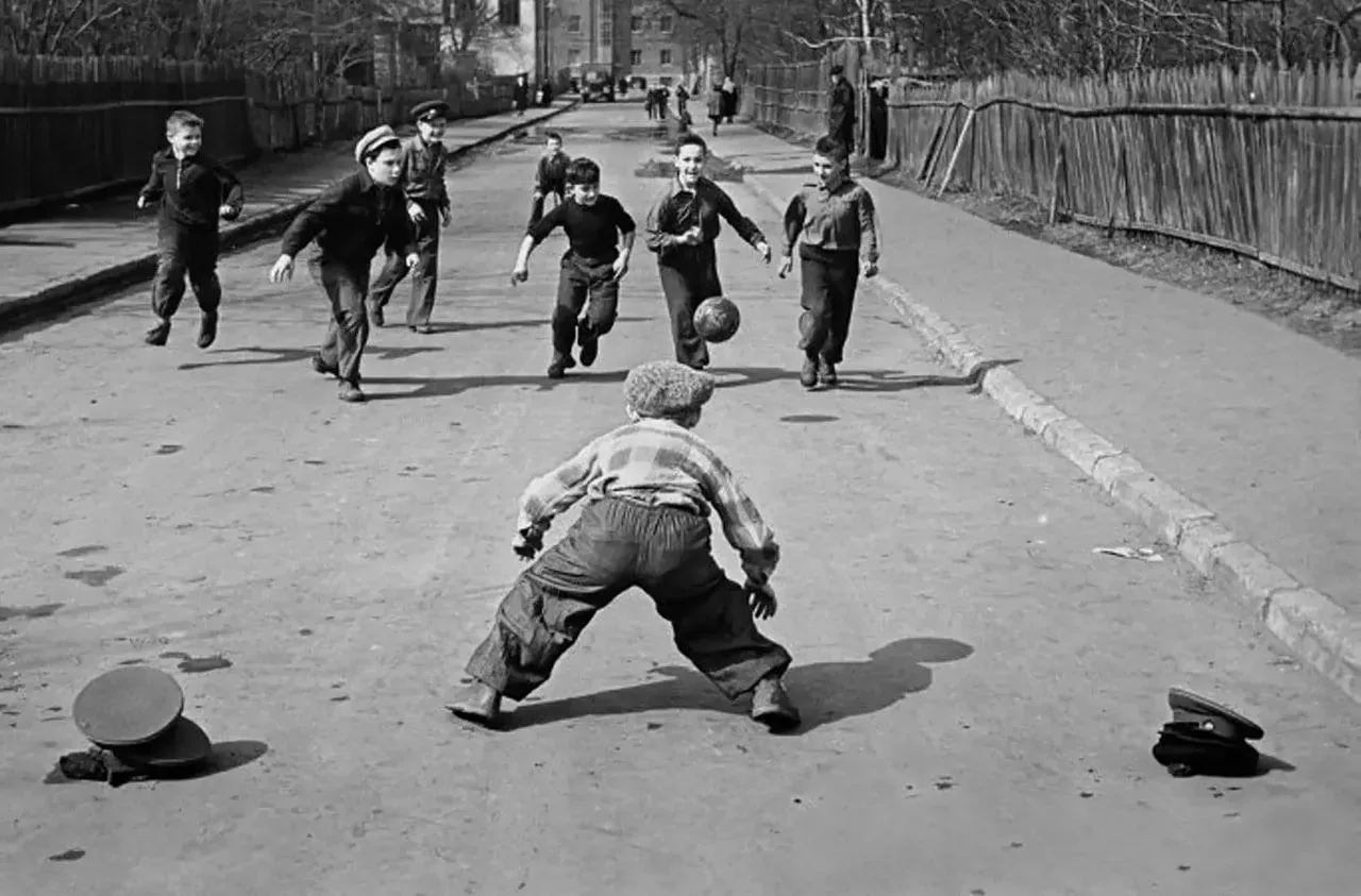 Игра в футбол, опасный момент. 1-й Наркомфиновский проезд,