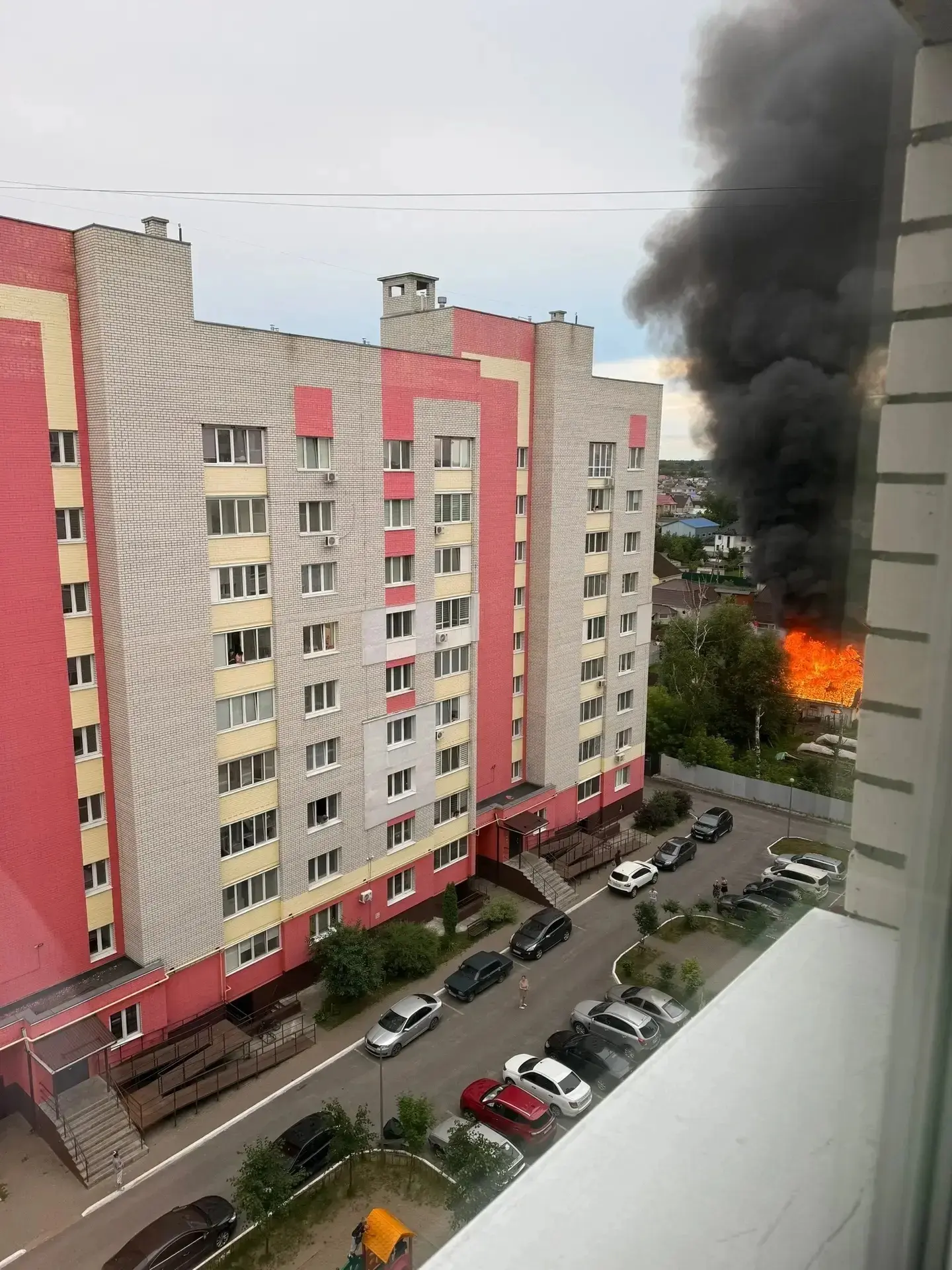 В Брянске на Кольцова полыхает частный дом