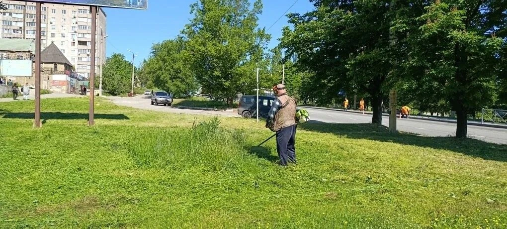 Бригада косарей МУП "КОМСЕРВИС" продолжает работу по благоустройству города.
Работы проводятся с цел