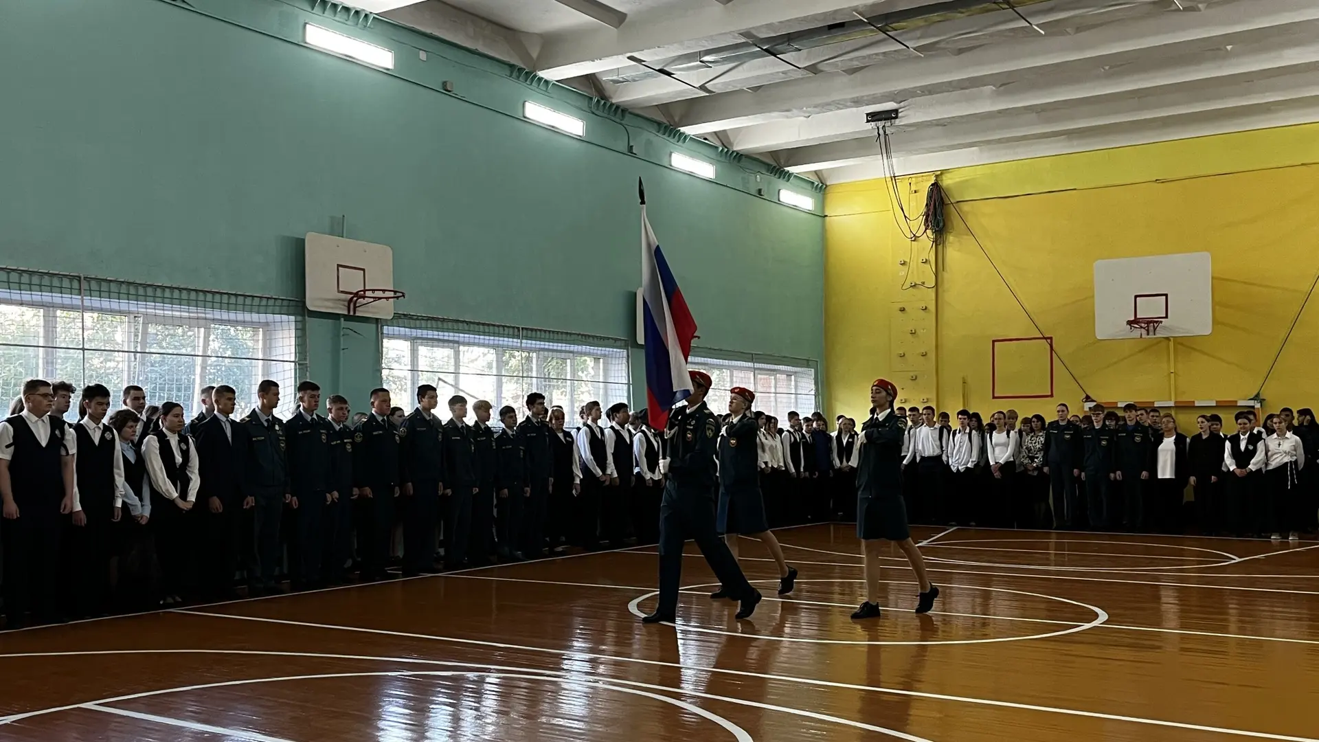 Сегодня в нашей школе прошла традиционная еженедельная линейка.