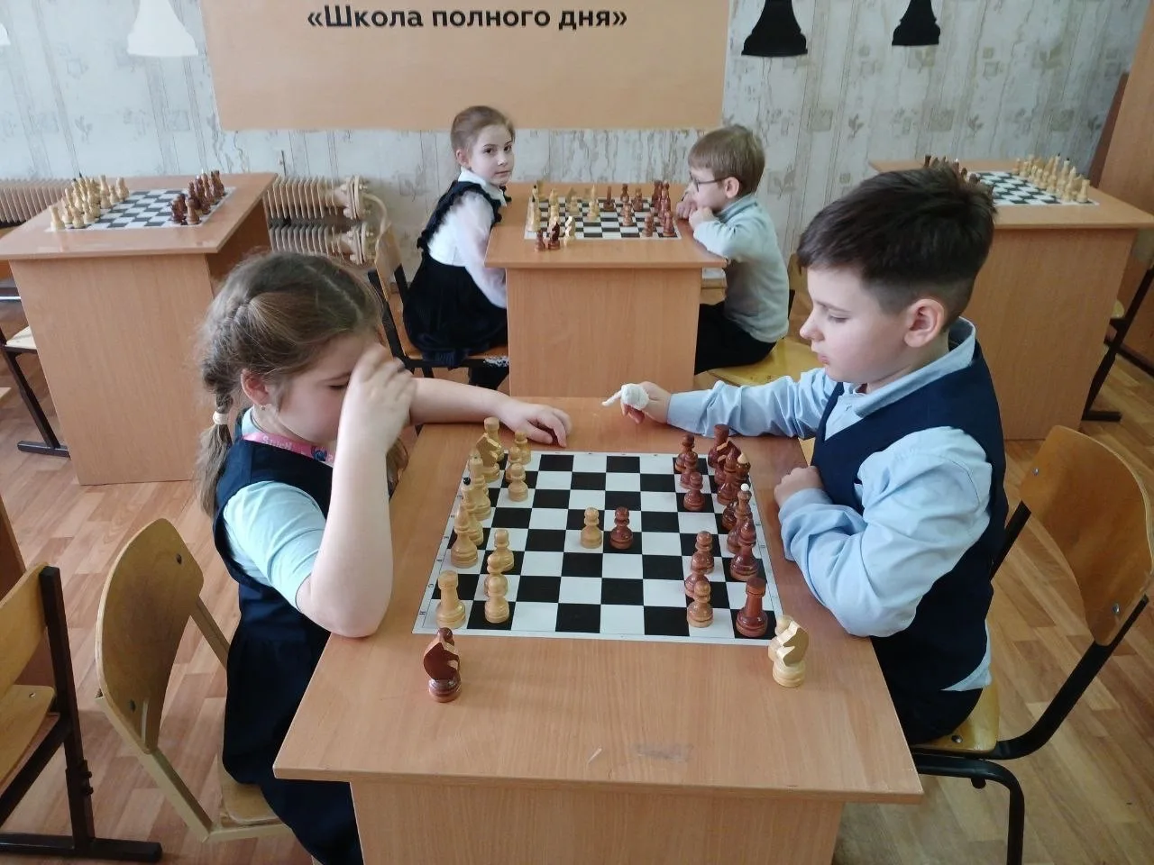 ♟️👑В нашей школе прошел круговой турнир по шахматам среди учеников 1-3 классов.  Главным судьёй выст