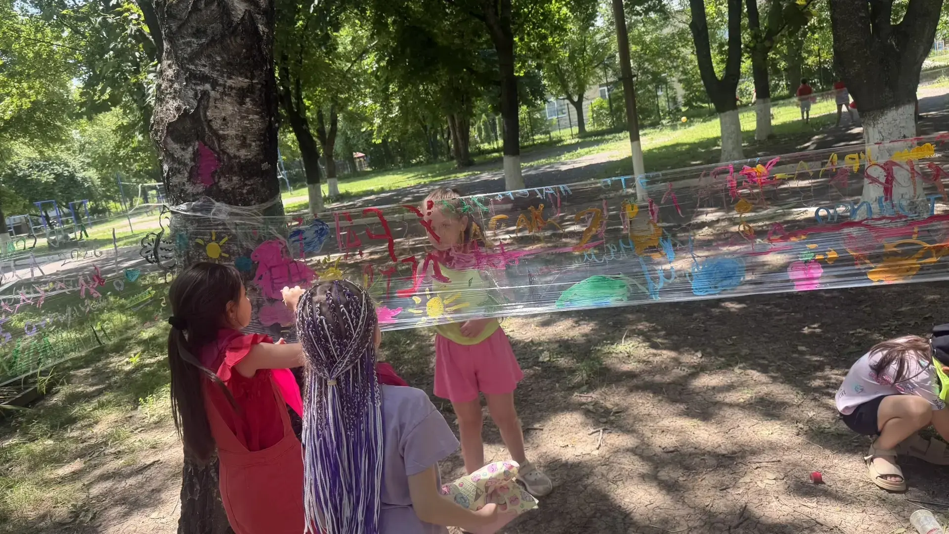 🎨☀️ Лето на плёнке: ребята из пришкольного лагеря Капитошка создают летние картины!

🎨Сегодня в на