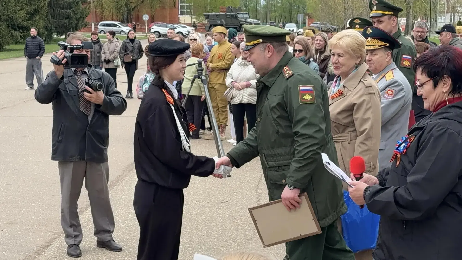 Сегодня наши талантливые ученики приняли участие в Смотре строя и песни, приуроченном ко Дню Победы!