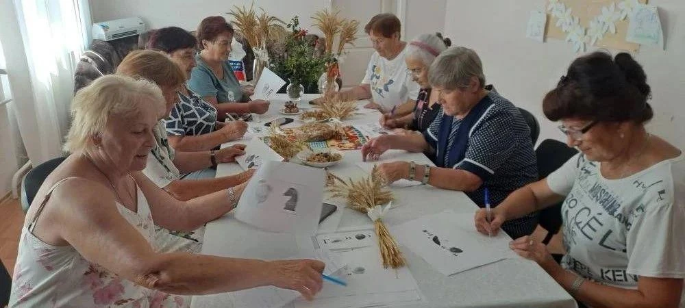 🌱 Родная земля плодородная: в центре для старшего поколения Приморска прошла встреча садоводов и ог