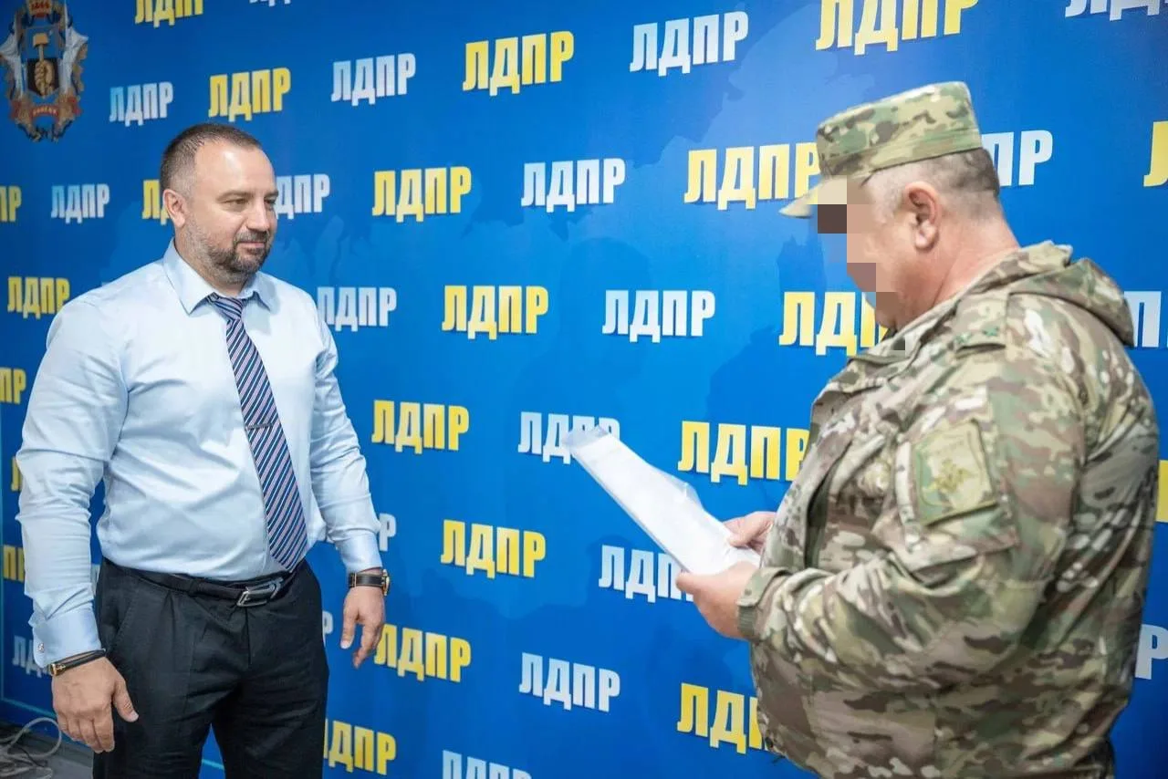 📢 Тыл, который держит фронт: партийцу ЛДПР Сергею Еропутову вручили медаль «За помощь ...