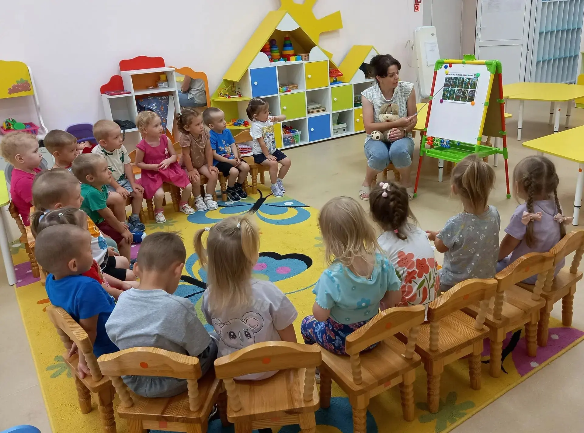 "Сказка учит нас добру, 
Верить в дружбу и мечту.
Каждый вечер перед сном
Сказка в гости входит в до