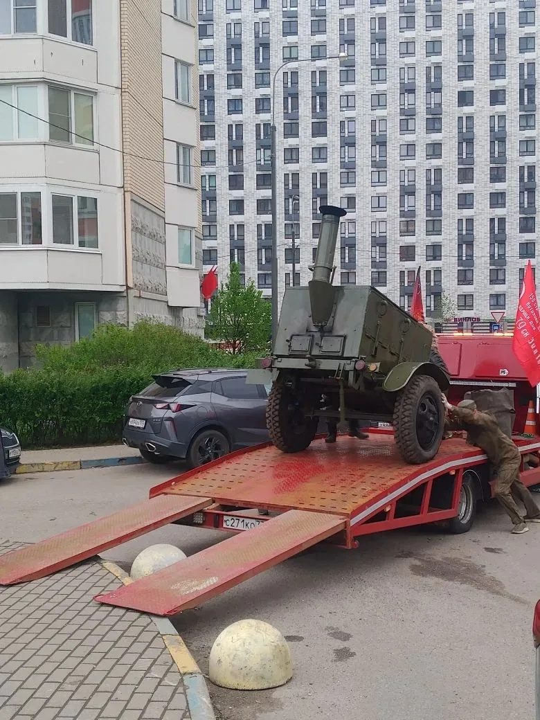 Подготовка к празднику в разгаре. Полевые кухни уже приехали на площадки. Скоро здесь б...