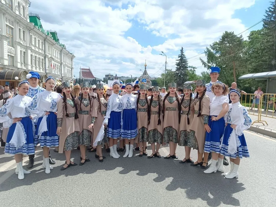 В  День России  12 июня  в Омске  прошла праздничная программа «Россия — это мы!». Более двух тысяч 