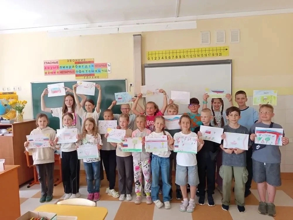 Продолжаем нашу рубрику «Жизнь пришкольного лагеря»! 🔥 

🎨 Завтра – День России, но готовиться мы 