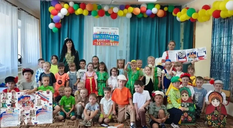 10 июля в нашем детском саду  было по-особенному шумно и весело. В рамках Года единства работники ку
