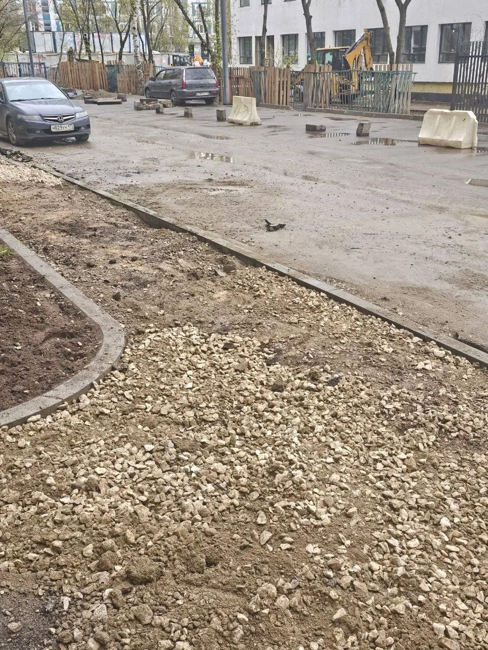 😠 Двор после работ оставили в беспорядке