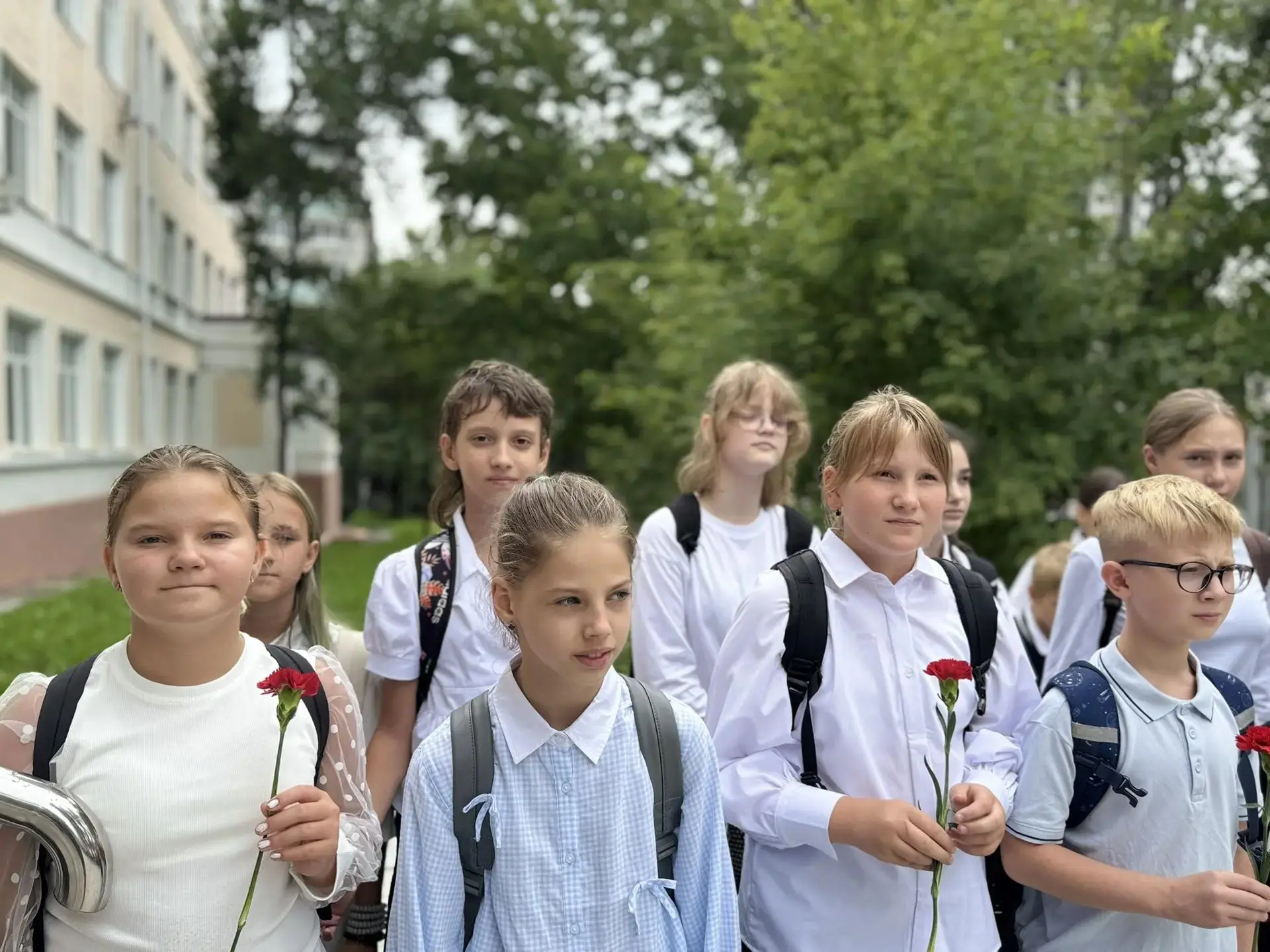 🇷🇺 Сегодня в школьном дворе состоялся митинг памяти. Мы вспоминали две важные и скорб...