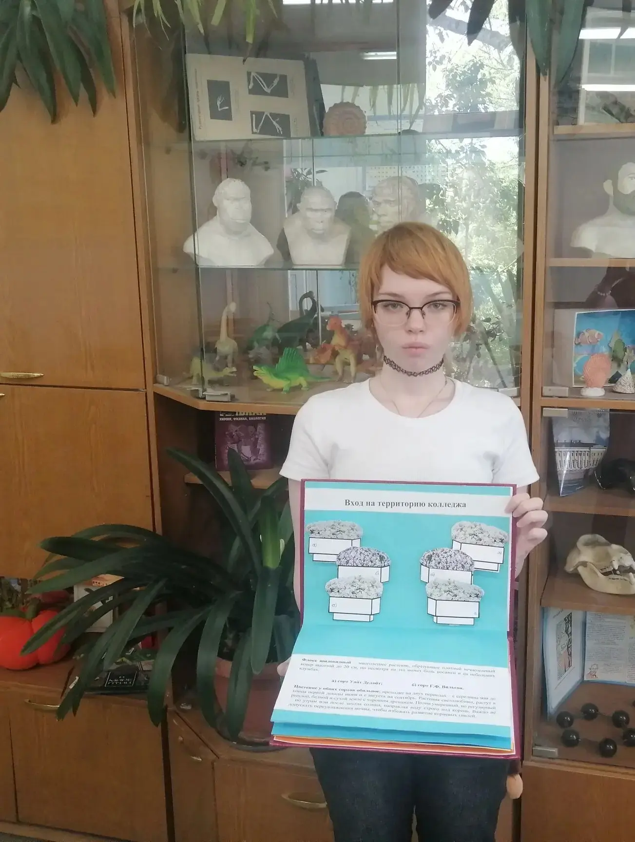 🌸Среди суеты и спешки,
Где гранит и бетон вокруг,
Разместился чудесный колледж —
Самый лучший и вер