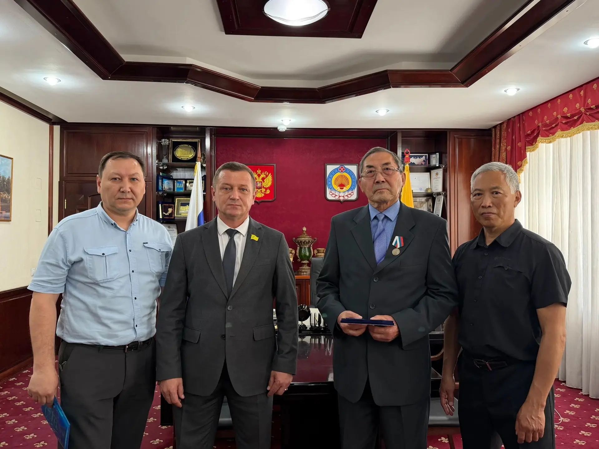 Председатель Народного Хурала (Парламента) Республики Калмыкия Артем Михайлов вручил Минкееву Сергею