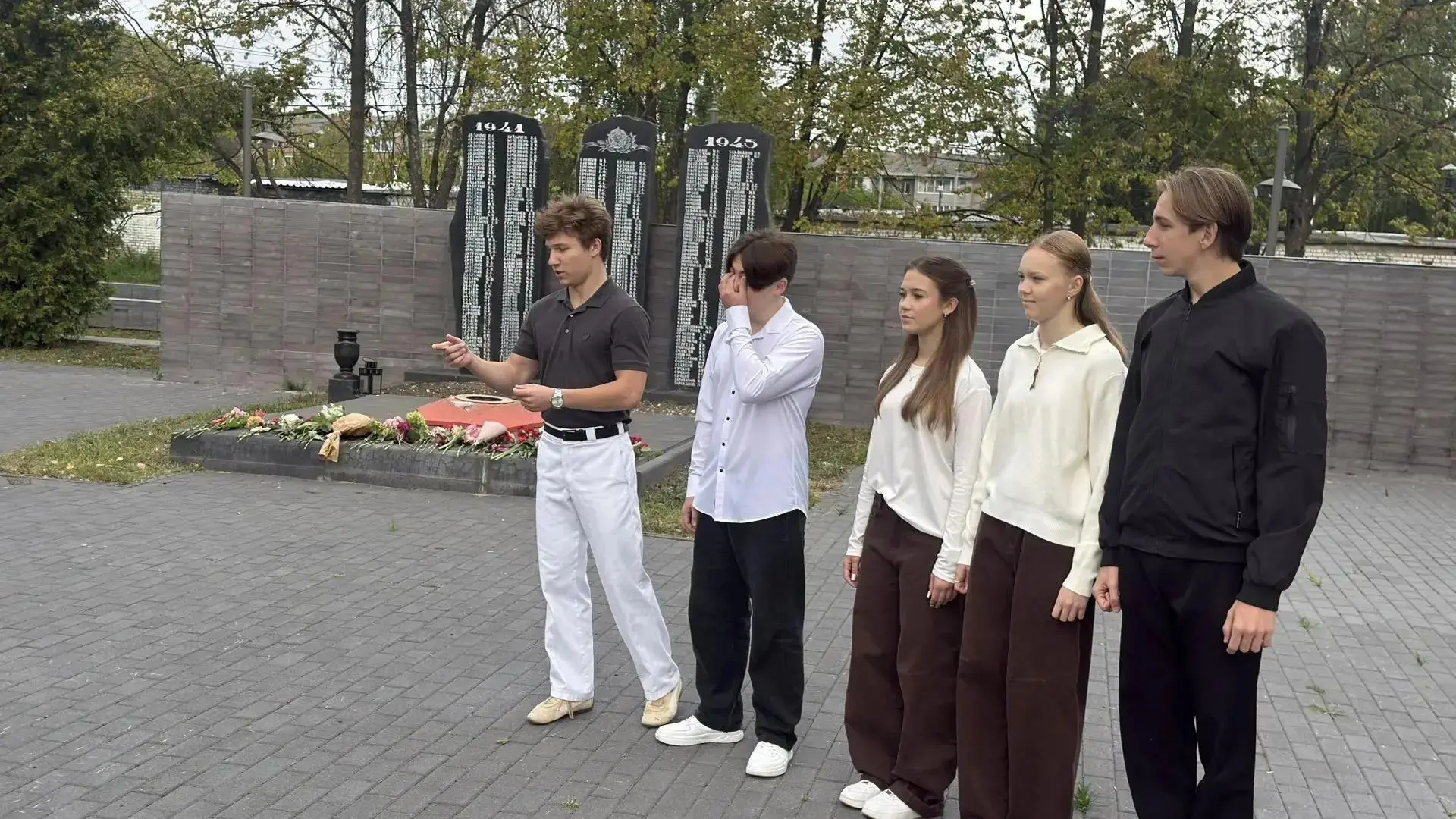 Сегодня у памятника воинам, погибшим в годы Великой Отечественной войны, состоялось осо...