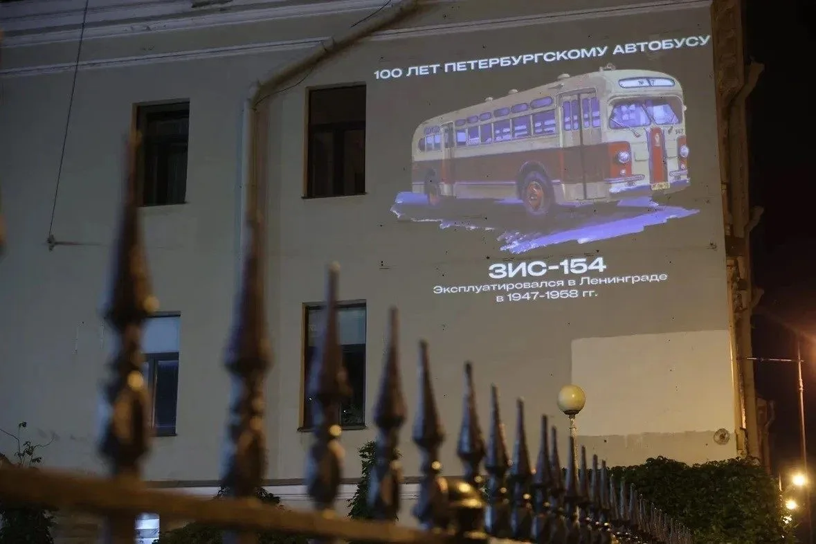 Световое путешествие в историю петербургского автобуса.