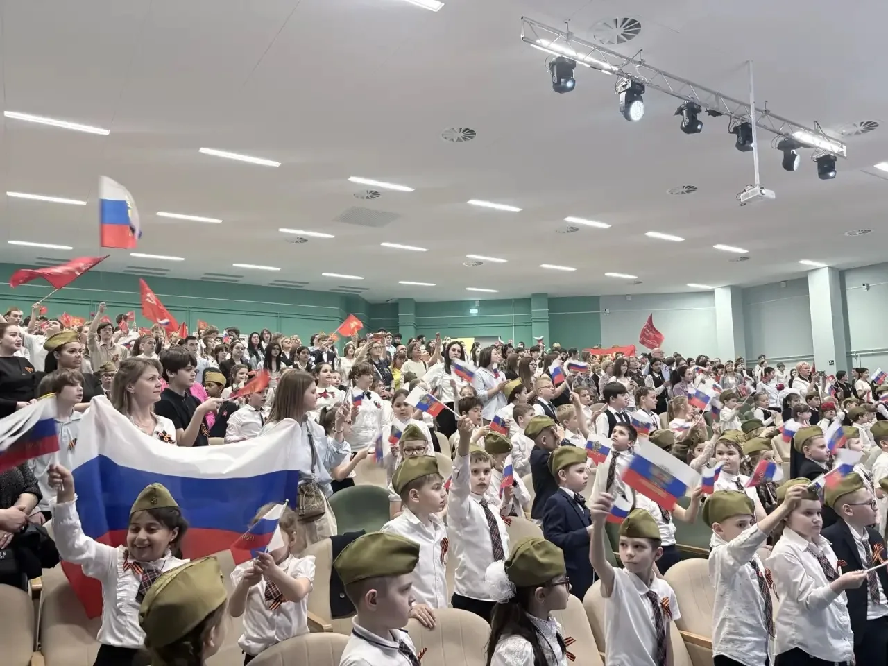 Сегодня в нашей школе состоялся праздничный концерт, посвященный 9 мая — Дню Великой Победы🎖️🕊️  В а