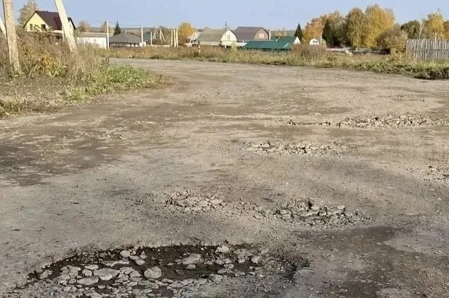 Жители с. Куксово в социальных сетях обращаются по вопросу состояния дороги по ул. Советской.

Дорог