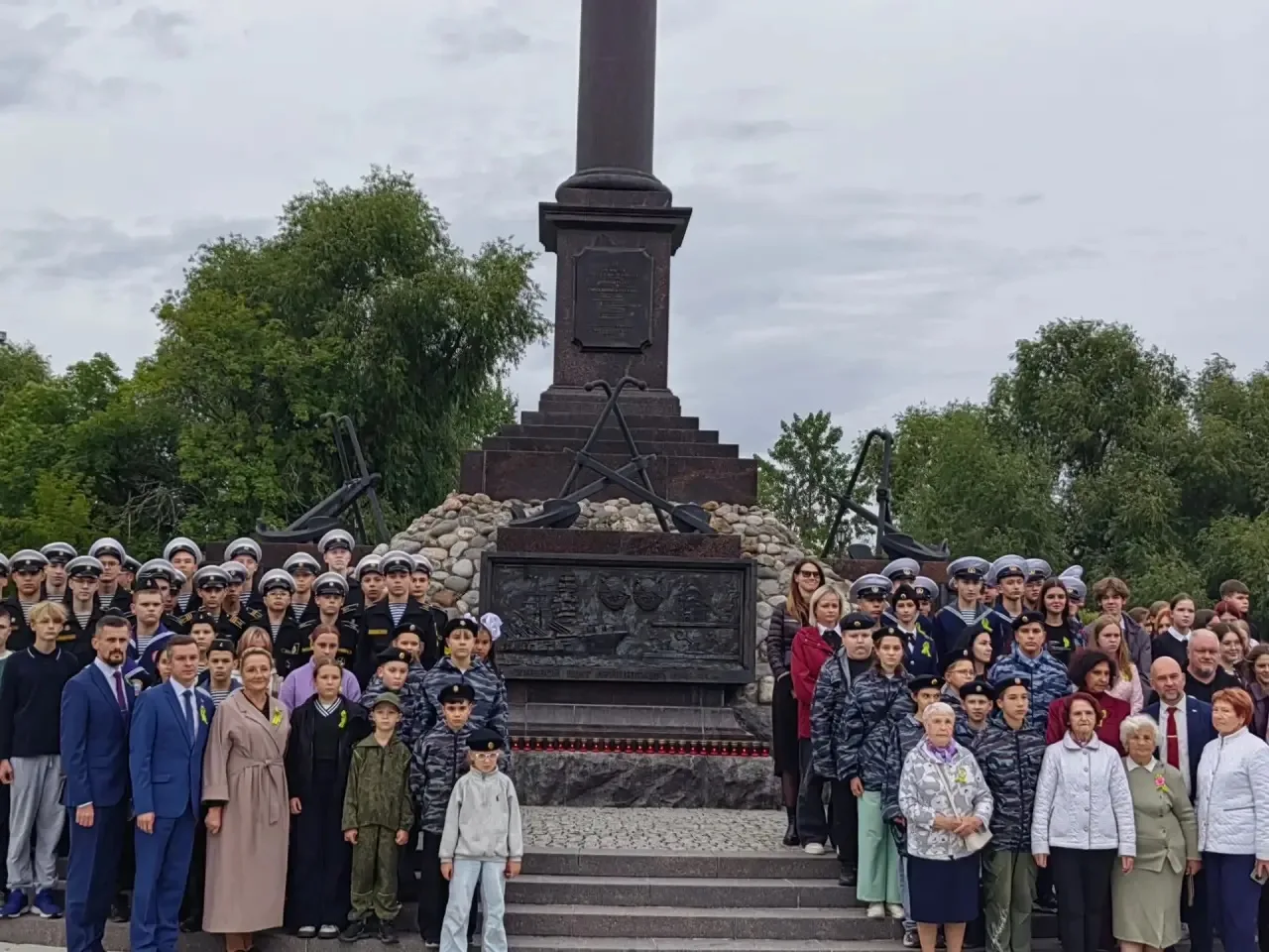 «Пока звучит музыка — город жив»: Кронштадт склонил головы в день начала Блокады