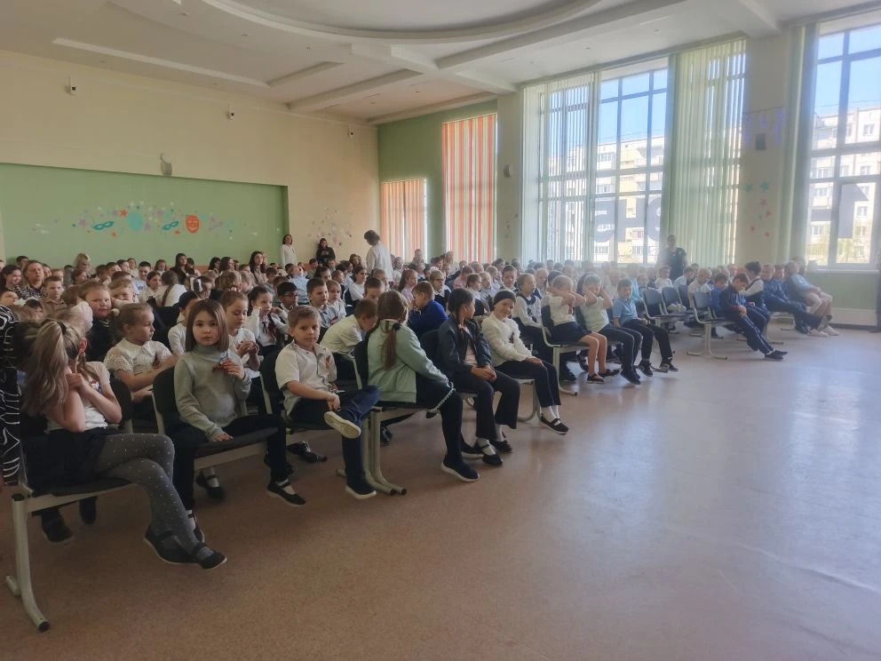 Спасибо за мир!  🕊️ Вчера в нашей любимой 110 школе было очень солнечно и торжественно. К нам пришли