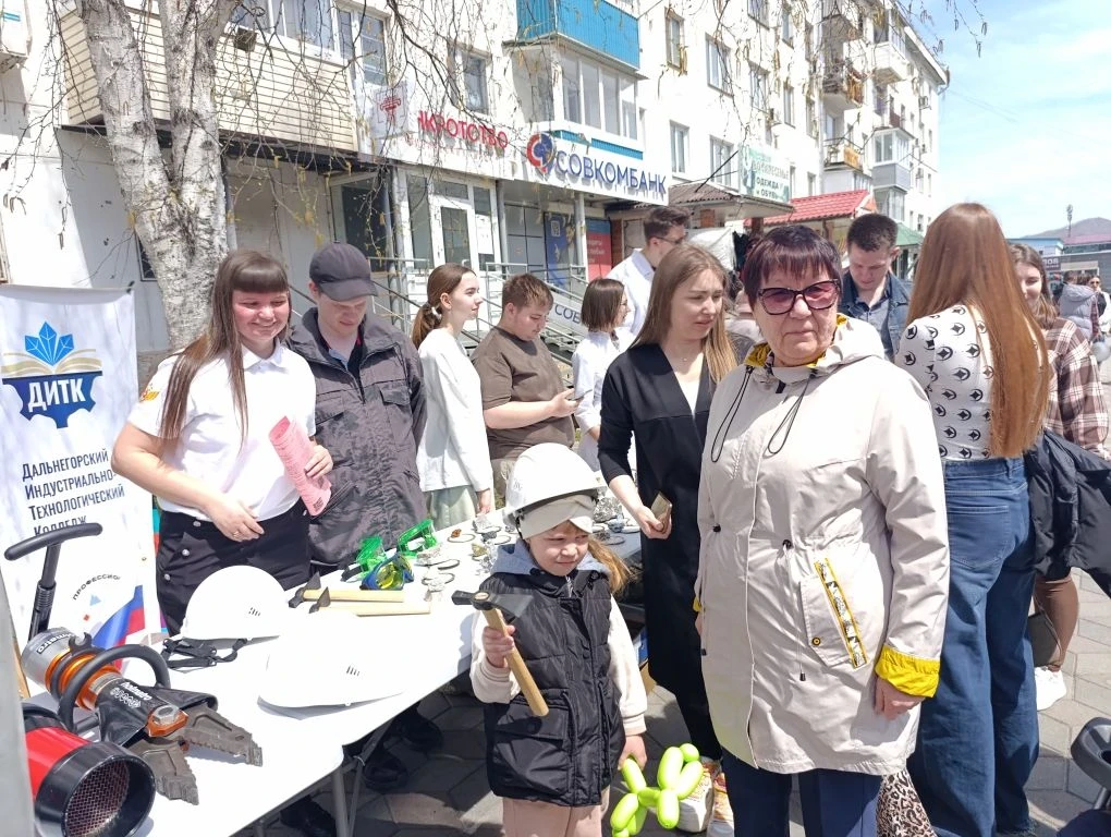 В сквере «Звезда» дальнегорцы отпраздновали «Цветущий Первомай»  Праздничный концерт, посвященный Дн
