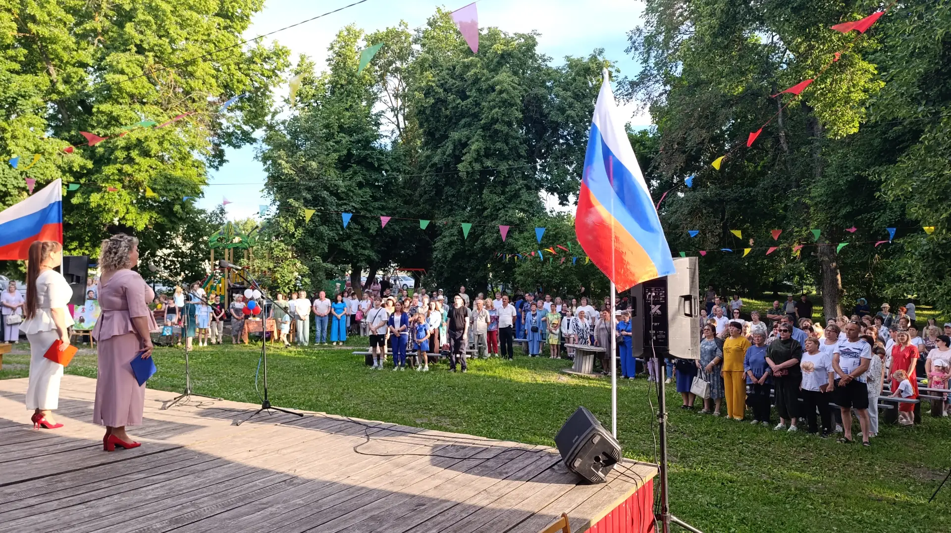 Сегодня вся страна отмечает День России, и наш город не остался в стороне! На летней  площадке Район