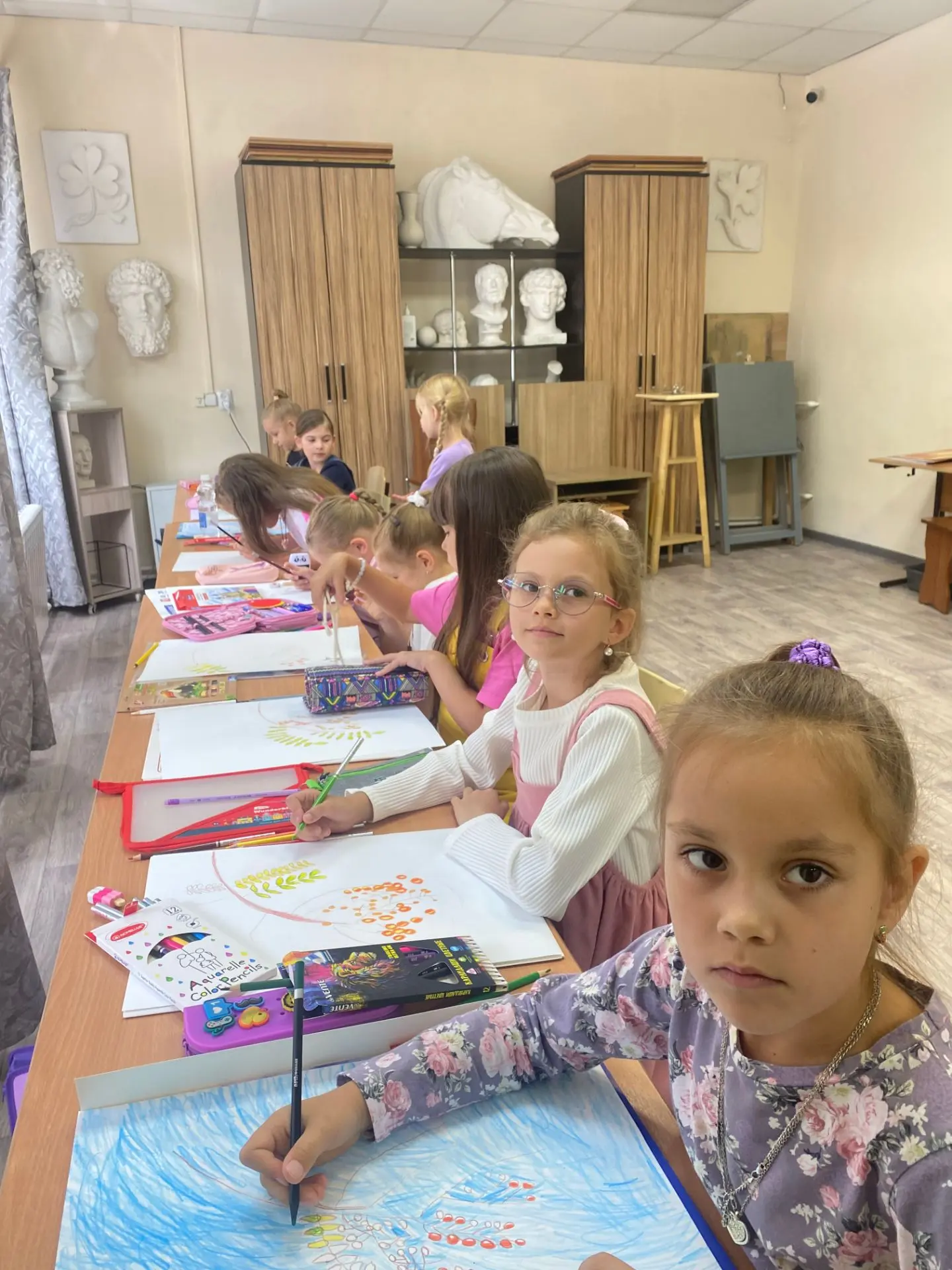 🍂 Знаете это чувство, когда в воздухе уже пахнет новым учебным годом, а в коридорах ро...