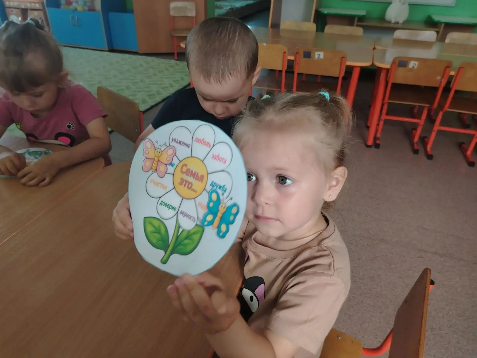 Маленькое солнце на моей ладошке –                                                                  