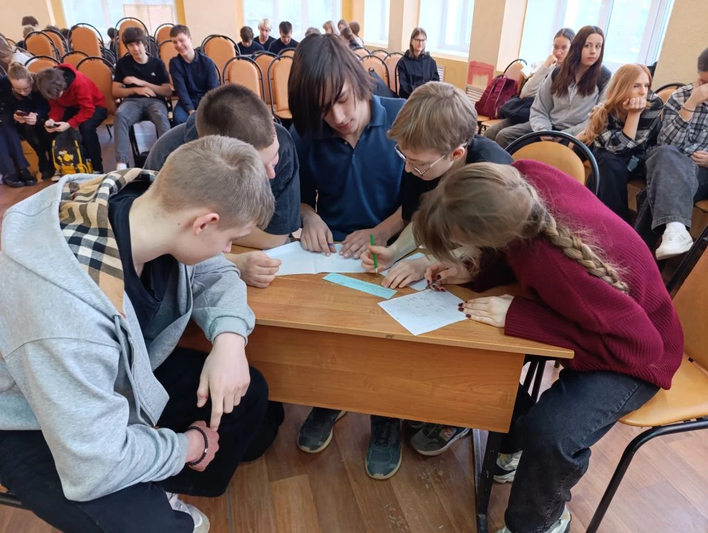 У нас сегодня в школе кипели страсти! Девятиклассники и десятиклассники сражались в геометрическом т