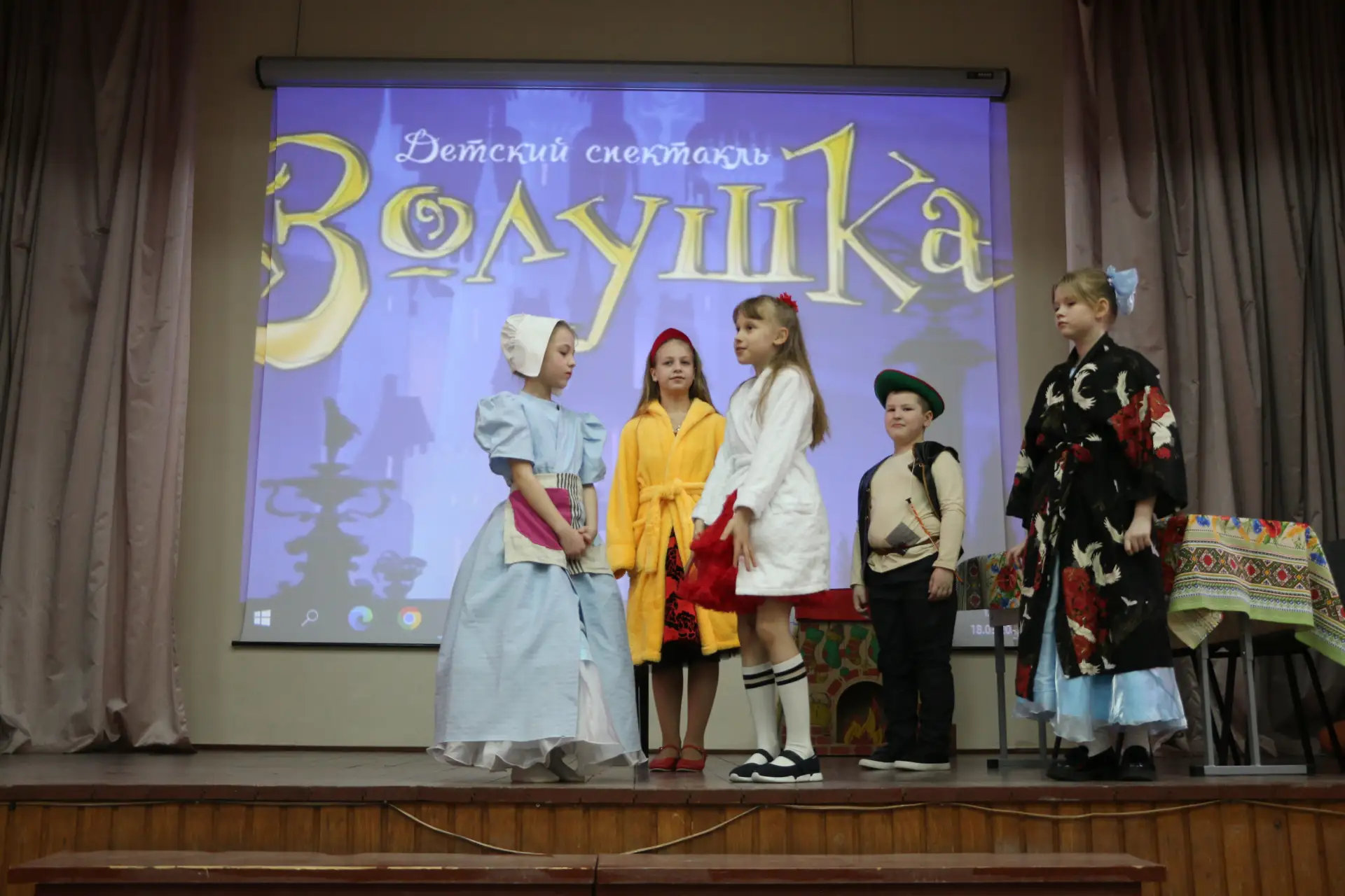 Театр, который развивает детей 🎭  В нашей школе состоялся показ спектакля театральной студии «Импров