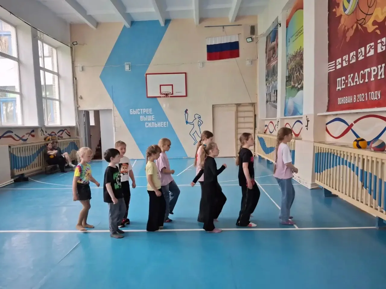 📣Новости с просторов летней оздоровительной площадки.
🤸Утро традиционно начинается с зарядки и бло