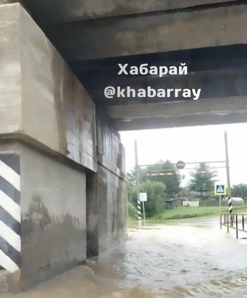 🌊 Дорогу под мостом размыло в Бикинском округе